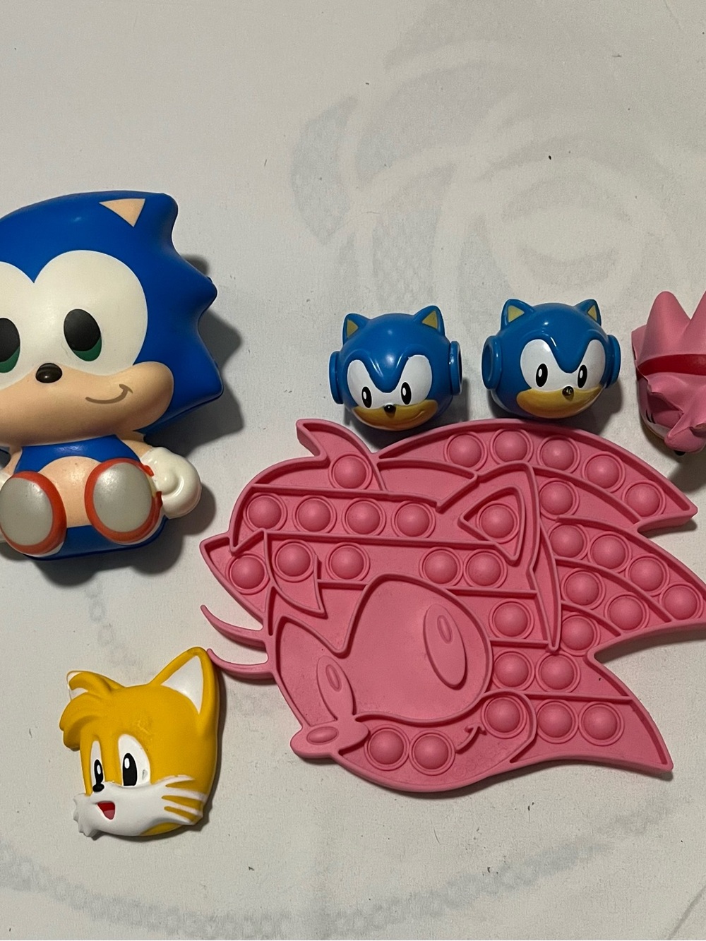 Sonic surprise bundle fidget toy and figures with TV box included